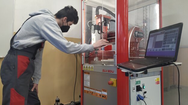 Programovanie CNC frézy (zdroj: archív školy)