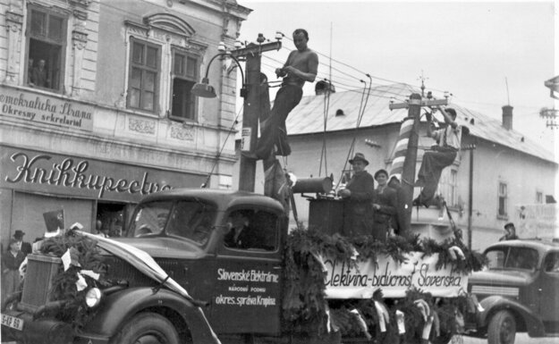 Alegorický voz elektrikárov v Krupine, počas prvomájového sprievodu v roku 1947.