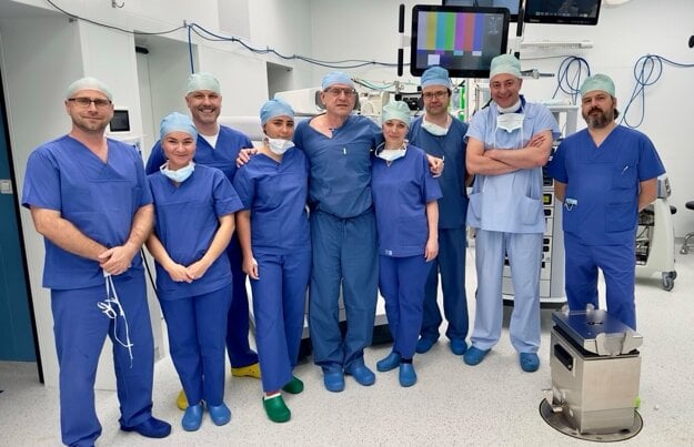 Operačný tím, ktorý vykonal prvú roboticky asistovanú operáciu srdcovej chlopne na Slovensku. MUDr. Černý uprostred fotografie.