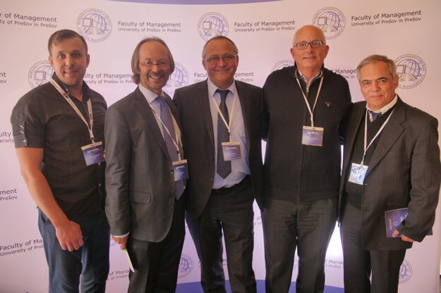 Dekan Fakulty manažmentu prof. Ing. Dr. Róbert Štefko, Ph.D. (v strede) s účastníkmi 7. medzinárodnej konferencie Management 2018, na ktorej sa zúčastnili zástupcovia z 22 krajín a 4 kontinentov