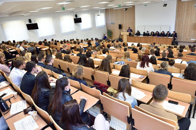 Fakulta disponuje modernými výučbovými priestormi a najväčšou aulou v rámci Prešovskej univerzity.