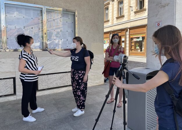 Mladí reportéri pre životné prostredie zbierajú skúsenosti aj vďaka reportážam s hovorkyňou mesta Trenčín Erikou Ságovou. (zdroj: CEA v Trenčíne)