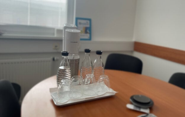 V zasadačkách je k dispozícii SodaStream Crystal so sklenenými fľašami a pohármi. (zdroj: Fast Plus)