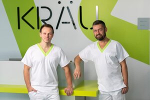 Modernú KRÄU CLINIC založili dvaja skúsení stomatológovia MUDr. Michal Sabo (vpravo) a MDDr. Ivan Kinčík.