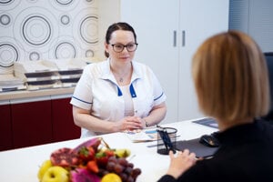 Zdroj: Medirex. MUDr. Veronika Szabóová, PhD., počas interpretácie výsledkov v ich odberovom centre.