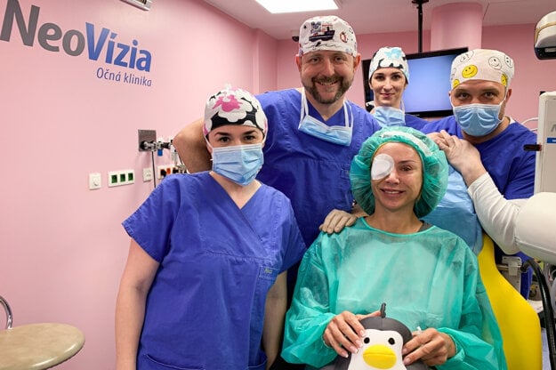 Zora Czoborová po operácii s tímom lekárov z Očnej kliniky NeoVízia (Zdroj: NeoVízia)