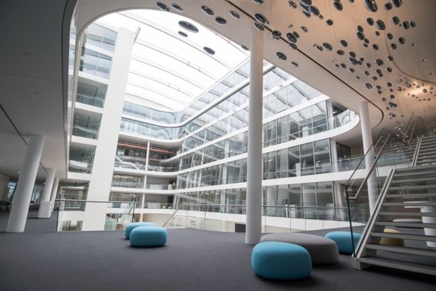 Výsledkom premysleného architektonického riešenia a využitia špičkových technológií je zníženie spotreby elektriny o 90 %, vody o 75 % a 90-percentná redukcia  emisií CO2.