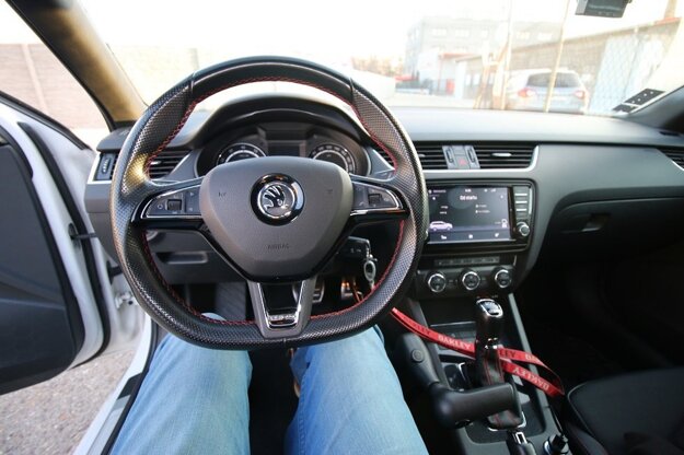Ručné ovládanie pre ZŤP funguje na jednoduchom princípe ovládania