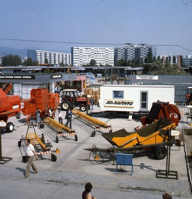 Expozícia JRD Slušovice na Agrokomplexe v Nitre (1985). 