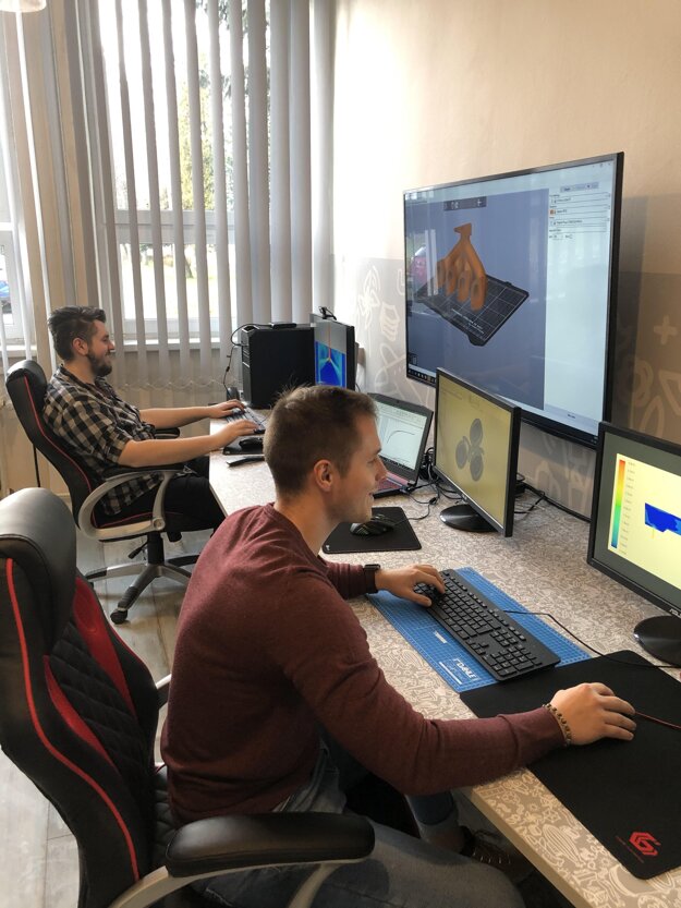 Doktorandi v laboratóriu numerických simulácií metalurgických procesov SiMet. (zdroj: FOTO: FMMR TUKE)