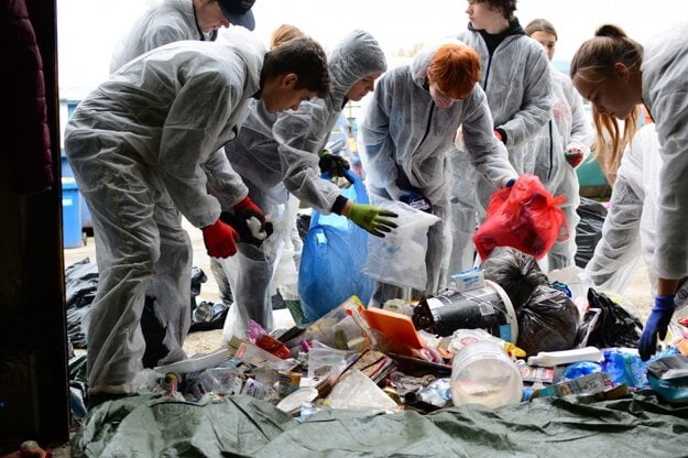 V Trenčíne zorganizovali v roku 2020 fotosúťaž, v ktorej mladí ľudia prinášali tipy, ako môžu jednotlivci zmierňovať klimatické zmeny a ako správne triediť a minimalizovať odpad.