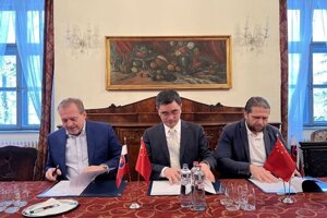 Podpis strategickej dohody. Zľava: Ing. Roland Tóth (člen predstavenstva TESLA Energy Group a. s. a majoritný akcionár TESLA Liptovský Hrádok, a. s.), Dr. Jerome Sun (predseda predstavenstva Jiangsu Weiheng Intelligent Technology Co., Ltd.), Ing. Marek Kyseľ (generálny riaditeľ TESLA Liptovský Hrádok a. s.).