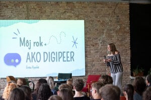 Program digiPEERS podporuje u mladých kritické myslenie a odolnosť.