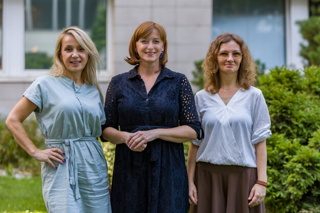 Andrea Cox a Lucia Macaláková z občianskeho združenia digiQ spolu so Silviou Noskovou Illášovou, správkyňou Nadácie Kooperativa (v strede). (zdroj: KOOPERATIVA)