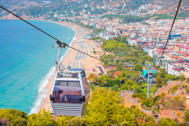 Lanovka ponad Kleopatrinu pláž v Alanyi (zdroj: Shutterstock.com)