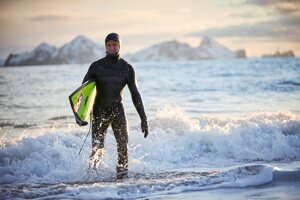 Profesionálny surfista Heidar Logi