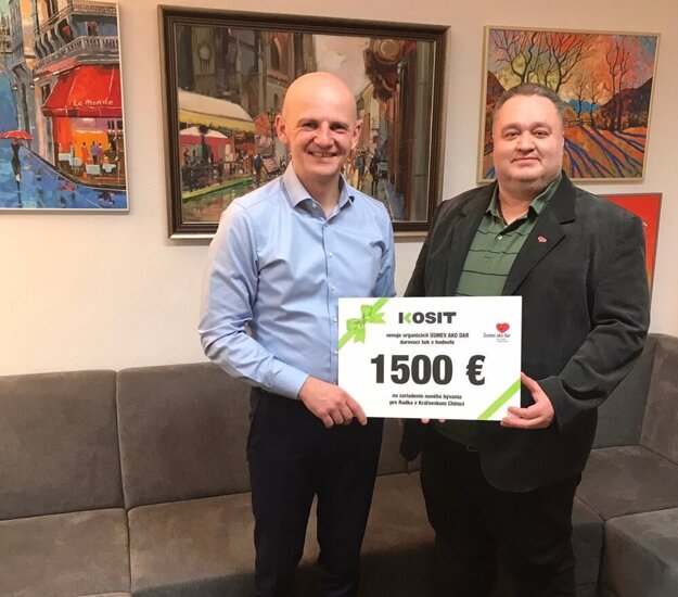 KOSIT venuje organizácii Úsmev ako dar Darovací šek v hodnote 1 500 eur na zariadenie nového bývania pre Radka v Kráľovskom Chlmci.
