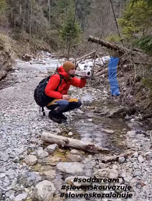 Vášnivý turista Juraj nemá problém napiť sa vody z potoka.