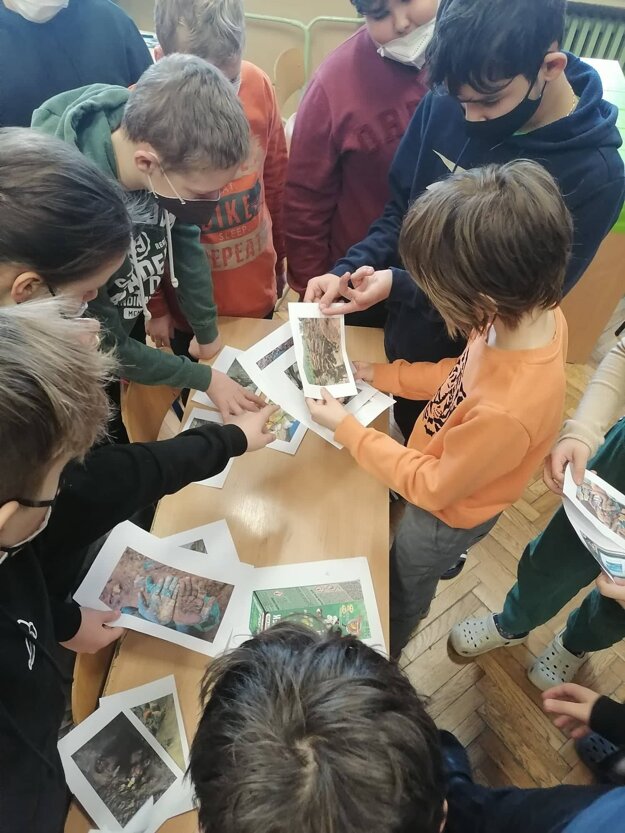 Žiaci sa učia interaktívne.