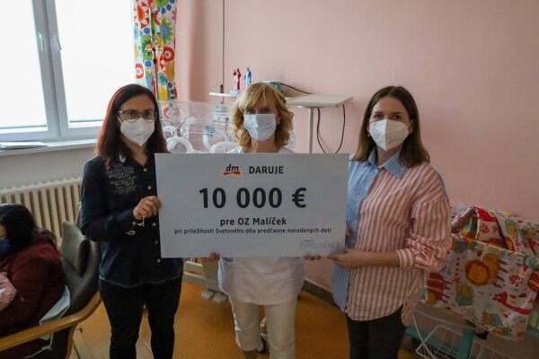 Na fotke zľava: Katarína Charvátová, sortimentná manažérka, Ľubica Kaiserová, prezidentka OZ malíček, Natália Franková, skupinová vedúca marketingu.