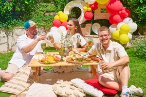 Oliver Oswald, Soňa Schwarcz a Miňo Macuľa si užili perfektnú letnú párty