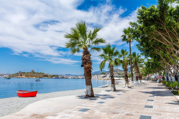 Malebná promenáda v meste Bodrum na Egejskej riviére v Turecku. Zdroj: Shutterstock.com