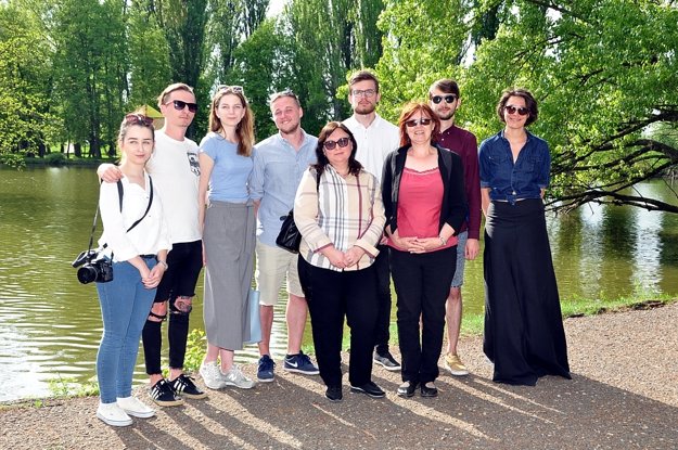 Študenti FZKI - autori vodnej inštalácie, s pedagógmi a zástupcami sponzorov (zdroj: SPU v Nitre)