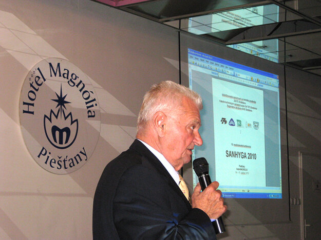 Prof. Ing. Jaroslav Valášek, PhD. ako prednášajúci na medzinárodnej vedecko-technickej konferencii zdravotnej techniky SANHYGA 2010 v Piešťanoch
