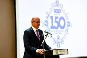 Slávnostnú konferenciu otvoril predseda predstavenstva COOP Jednoty Slovensko Gabriel Csollár.