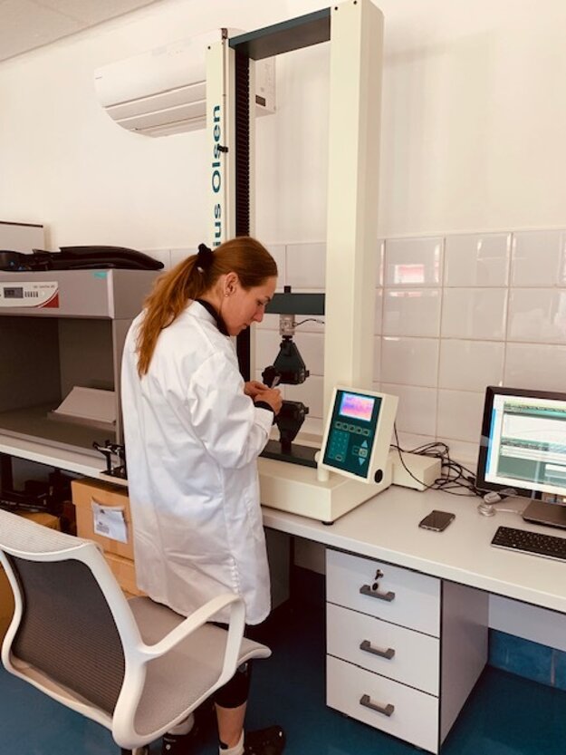 Testovanie mechanických vlastností vzoriek v spolupracujúcom laboratóriu UMIK FMMR TUKE.