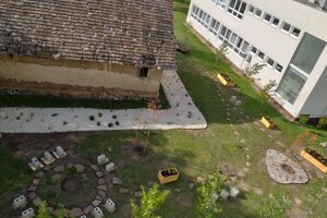 Cieľom projektu "Babičkina záhradka" bolo vytvoriť ekologický priestor v areáli školského internátu SPŠ-stavebnej, ktorý slúži na aktívne a zmysluplné využitie voľného času ubytovaných žiakov.