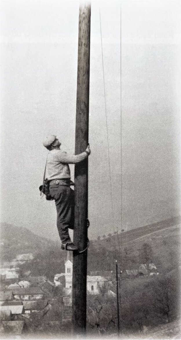 Typický obrázok z 50-tych rokov, kedy sa elektrifikovalo množstvo obcí na strednom Slovensku.
