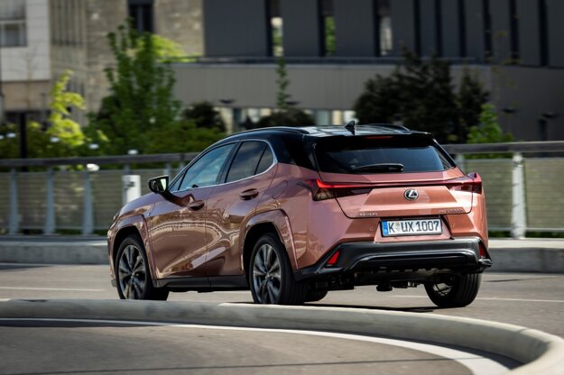 Lexus UX 300h (zdroj: Toyota)