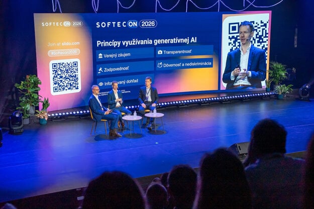 Expertný panel venovaný regulačným, etickým a geopolitickým aspektom AI moderoval Miroslav Chlipala, advokát z AICH Advokáti Chlipala a jeho spoludiskutujúcimi boli Ján Nemček, Data Protection Officer z Tatra banky, a Matúš Mesarčík, expert na AI a právo z KInIT a Právnickej fakulty UK (zdroj: SOFTEC)