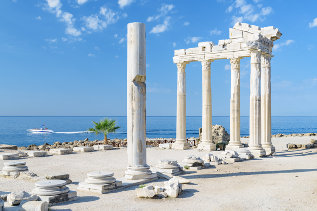 Side s ruinami antického chrámu. Jedno z najobľúbenejších letovísk na Tureckej riviére. Zdroj: Shutterstock.com