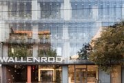 Fasáda Wallenrodu na Mickiewiczovej vytvára efekt vertikálneho parku v centre mesta. 
