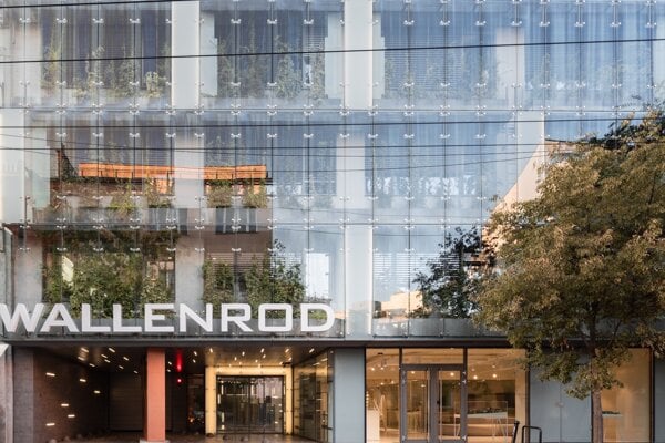 Fasáda Wallenrodu na Mickiewiczovej vytvára efekt vertikálneho parku v centre mesta. 