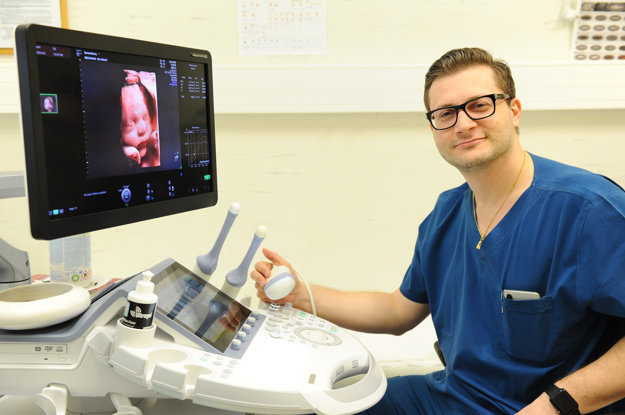 Primár Erik Dosedla zaviedol na klinike pokročilú ultrazvukovú prenatálnu diagnostiku a invazívnu sonografiu.
