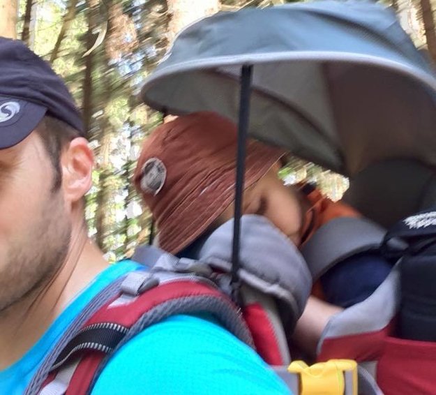 Strieška na nosiči chráni dieťa pred pávilvými slnečnými lúčmi (zdroj: Patrik Lupták)