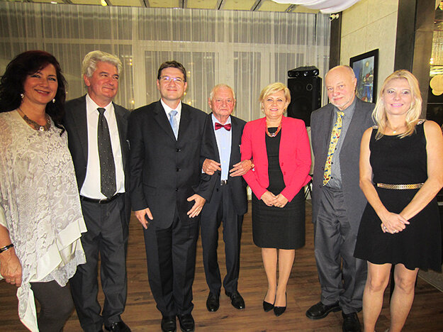 Prof. Ing. Jaroslav Valášek, PhD. v kruhu kolegov na konferencii SANHYGA 2016 v Piešťanoch (zľava: prof. Ing. Zuzana Vranayová, PhD., doc. Ing. Ján Takács, PhD., Ing. Marián Botka, prof. Ing.Jaroslav Valášek, Phd., doc. Ing. Jana Peráčková, PhD., Ing. Zdeněk Žabička, Ing. Kamila Víchová, PhD.)