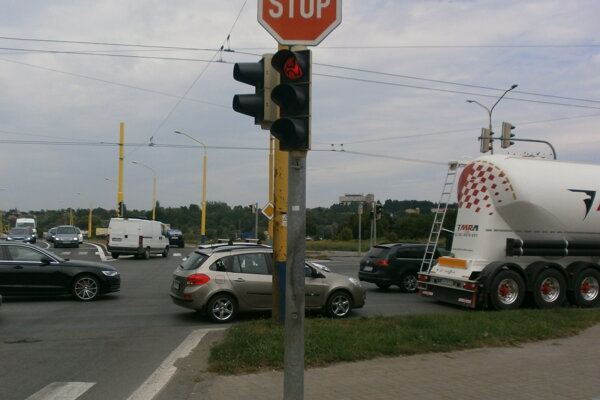 Svetelná signalizácia križovatky Arm. Gen. Svobodu – Rusínska počas dopravnej špičky.