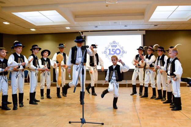 Konferenciu spestrilo vystúpenie detského tanečného súboru Kremienok.