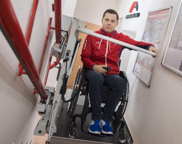 Šikmú schodiskovú plošinu vyskúšal aj Radoslav Malenovský (zdroj: ARES)