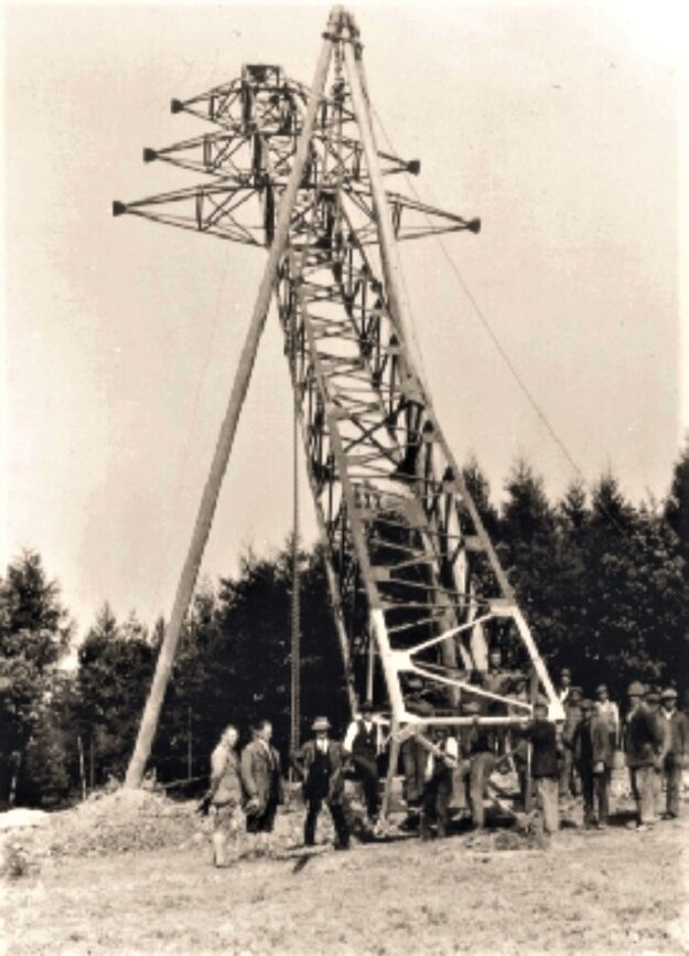 Výstavba prvého 100 kV vedenia na Slovensku v rokoch 1929 až 1930. Viedlo zo Žiliny do Čadce a ďalej do Moravskej Ostravy.