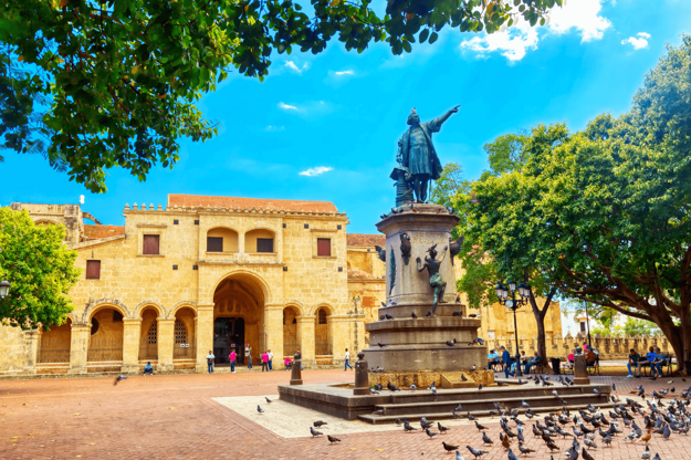 Bazilika a socha Kolumba v koloniálnej zóne mesta Santo Domingo. Zdroj: Shutterstock.com