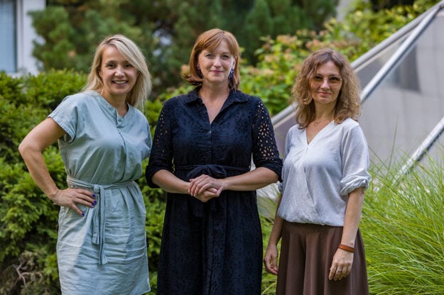 Andrea Cox a Lucia Macaláková zo združenia digiQ spolu so Silviou Noskovou Illášovou, správkyňou Nadácie Kooperativa (v strede). (zdroj: KOOPERATIVA)