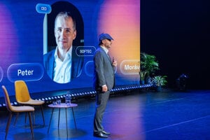 Peter Morávek, CEO, SOFTEC, otvoril 23. ročník konferencie, pripomenul 35. výročie firmy a v štýle Sherlocka Holmesa otvoril pátranie a pohľad za oponu AI