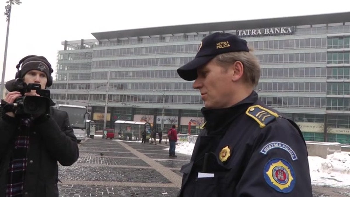 Robili anketu o prezidentovi, prišli ich skontrolovať policajti - Video SME